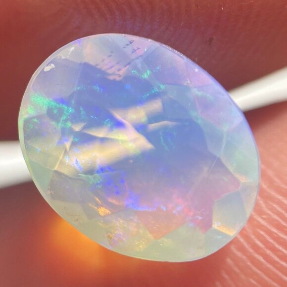 2 carat Welo Opal - Oval Cut - Picture 2 of 9